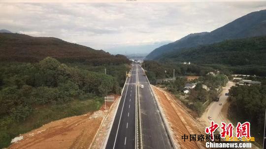 云南出境公路临清高速孟定国门段建成试通车