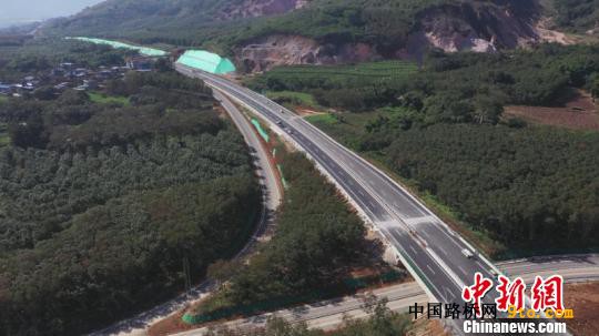 28日，云南临翔至清水河高速公路孟定国门段建成试通车。　临沧市政府新闻办提供 摄