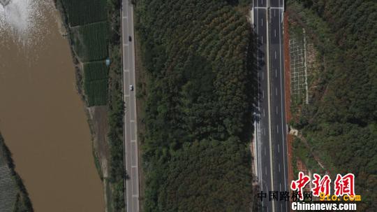 28日，云南临翔至清水河高速公路孟定国门段建成试通车。　临沧市政府新闻办提供 摄