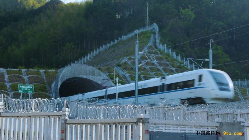 图1、首趟列车驶出南戴云山隧道