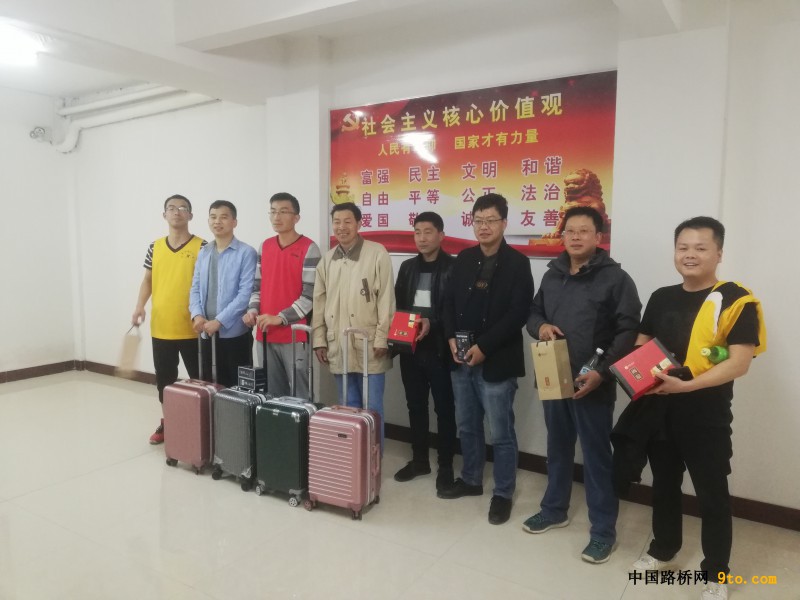 图四、活动结束后为获奖选手颁发奖品