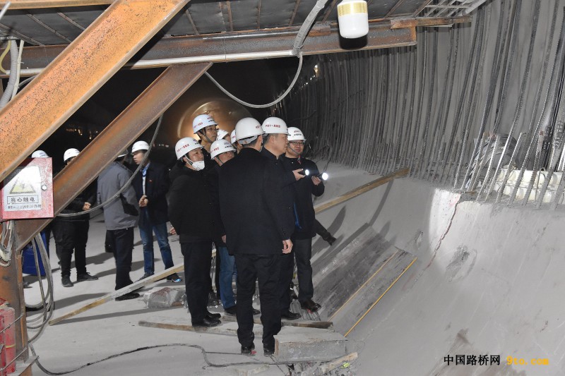 集团公司总经理张树海检查防水板施工质量