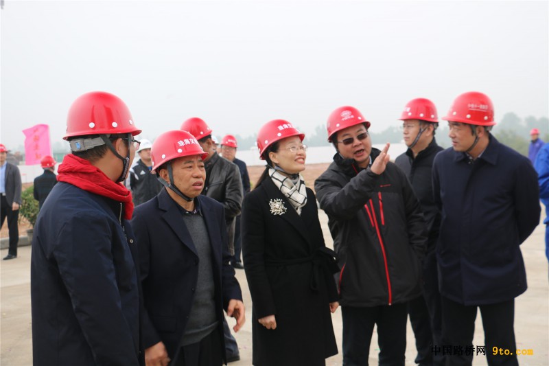 图3、中铁十一局二公司副总经理兼珠海项目经理许杨林为大家介绍沥青站