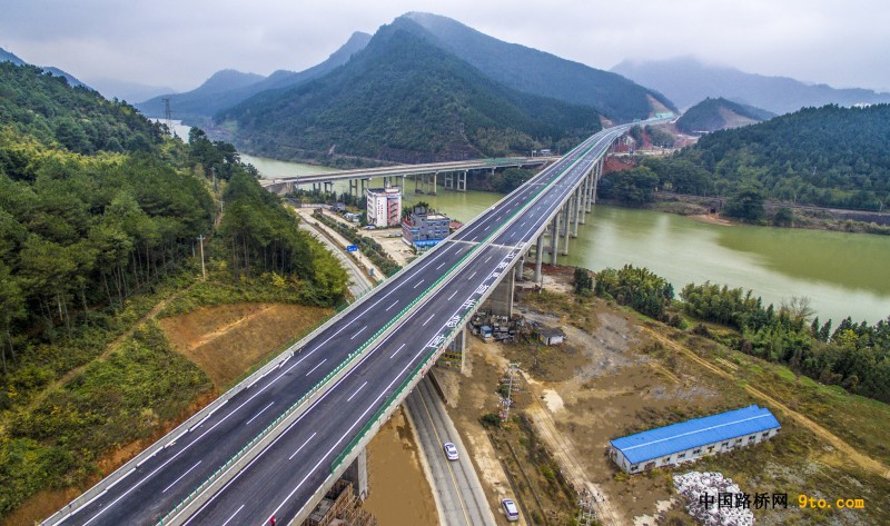 图为：北新路桥福建顺邵高速项目安家渡大桥 雒焕鼎摄