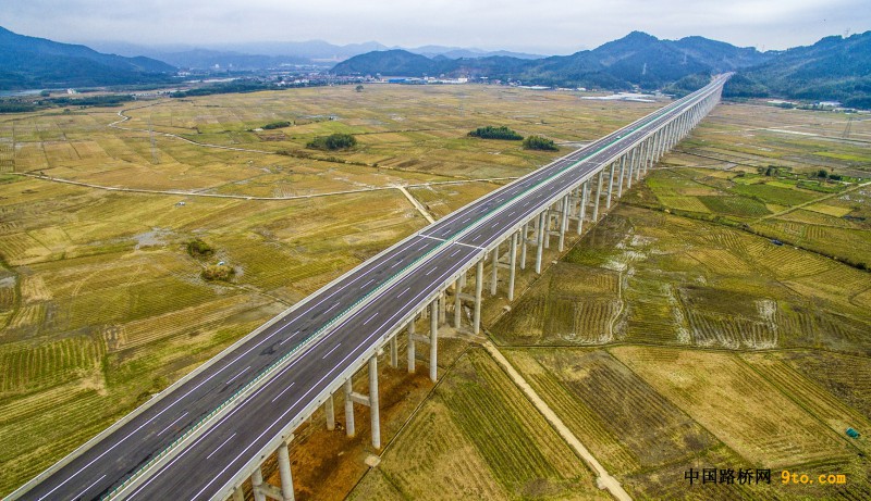 图为：北新路桥福建顺邵高速项目河坊特大桥 雒焕鼎摄