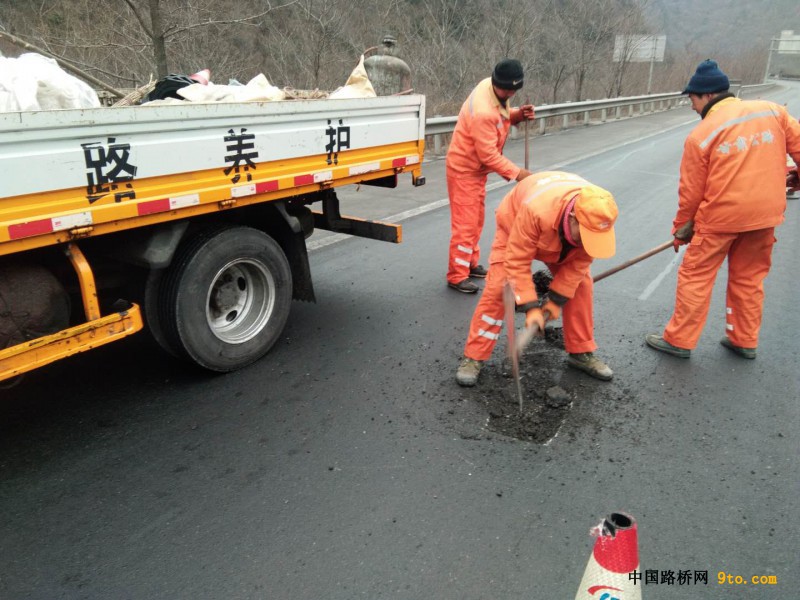 G30线连霍高速宝天段修补路面小坑槽