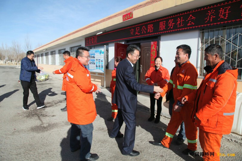 嘉峪关公路局领导慰问看望春节在岗职工2