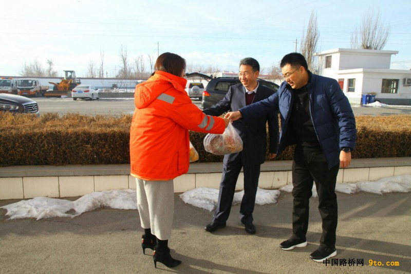 嘉峪关公路局领导慰问看望春节在岗职工1