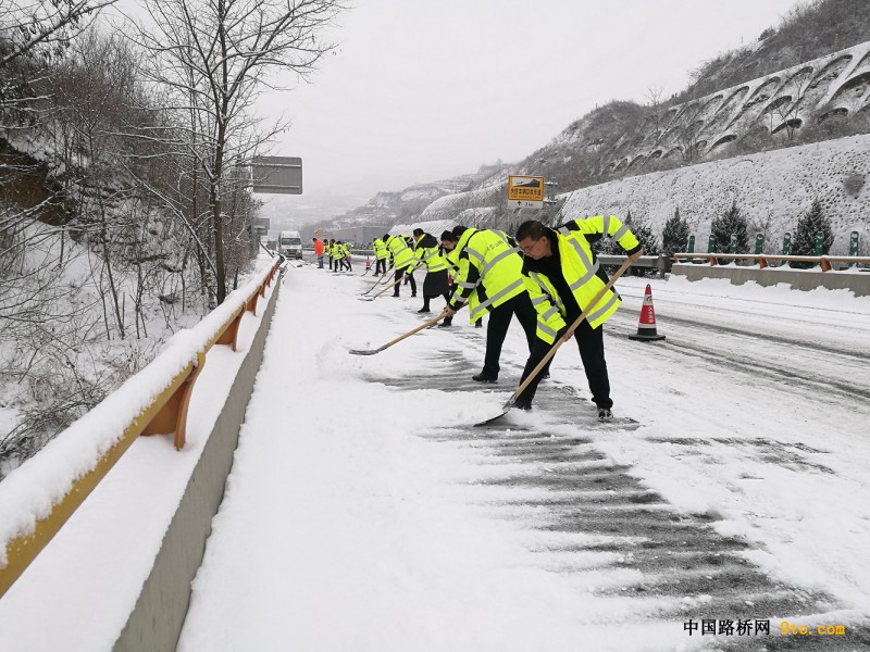G30线连霍高速公路宝天段下行线温泉大桥除雪防滑 (1)