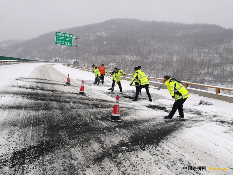 G30线连霍高速公路宝天段下行线温泉大桥除雪防滑 (2)