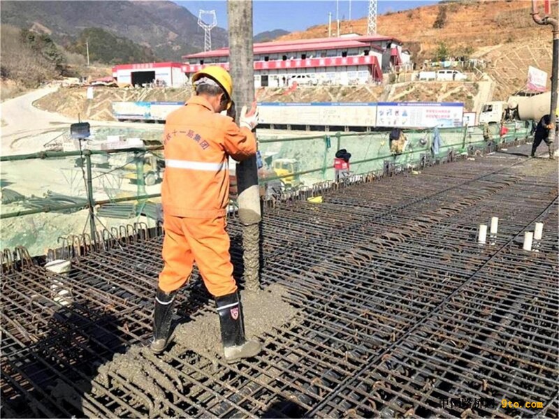 图4、五公司峨米项目现场施工人员正在盐水塘四线特大桥浇筑连续梁(叶东 摄)