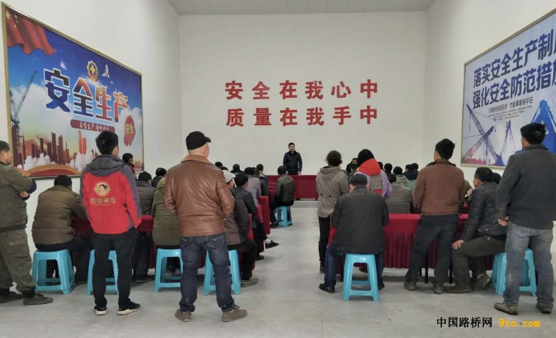 图2、在安全体验馆组织复工前安全教育培训