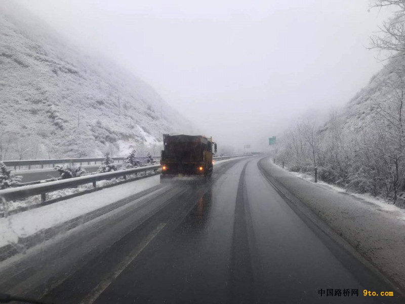 G30连霍高速公路宝天段机械撒融雪剂