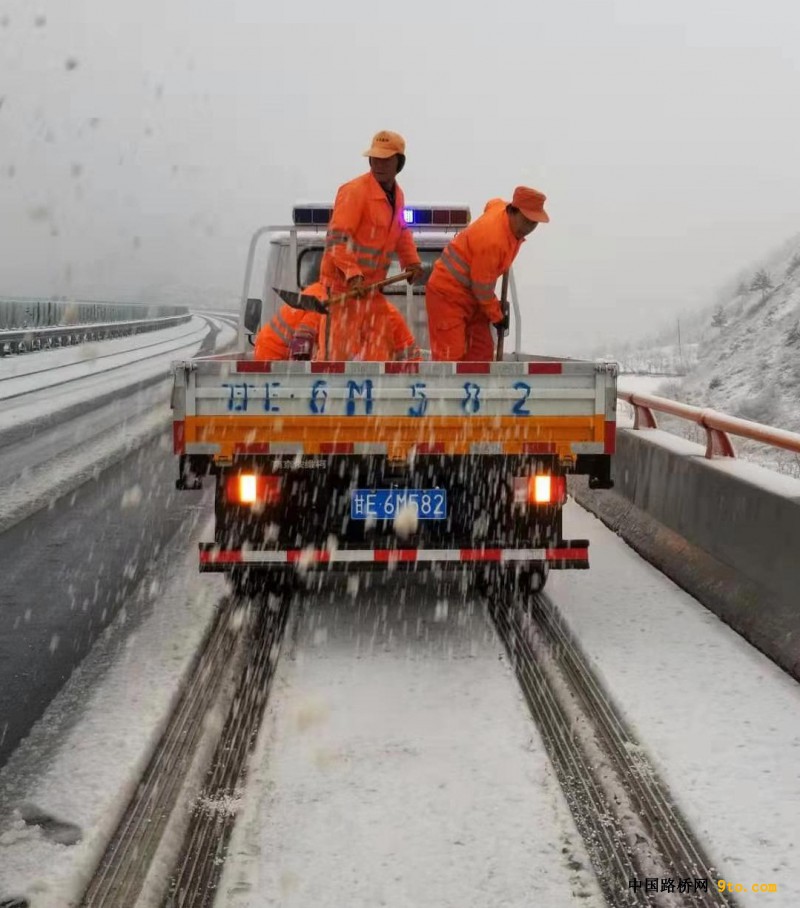 G30线连霍高速公路天定段人工撒布融雪剂
