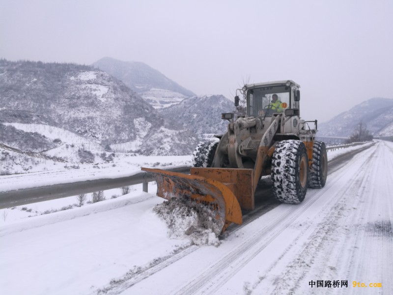 G30线连霍高速公路天水过境段机械除雪