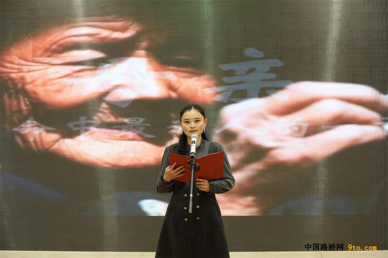 图1、设备公司邹小霞诵读《母亲是生命中最动人的一首歌》（邓豪 摄）