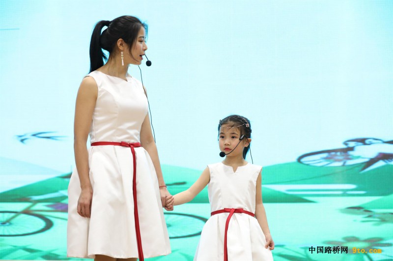 图2、收尾办谭玲与女儿吴沐阳诵读《让我们一起成长》（邓豪 摄）
