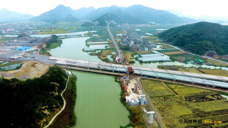 图2：项目承建岩下跨沿海高速特大桥文明施工