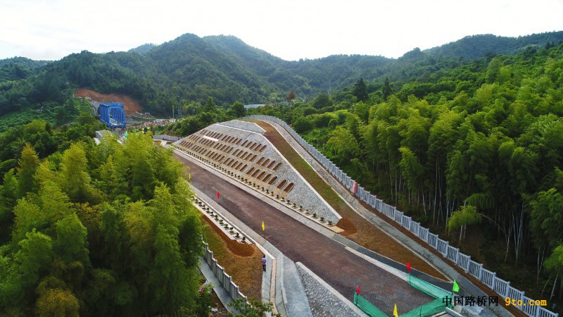 图4：&ldquo;最美&rdquo;路基防护工程