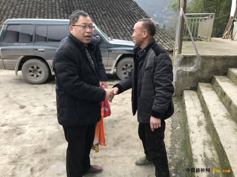 图1、中铁十一局五公司城开一分部党支部副书记何安久为李兴平家庭送去慰问品