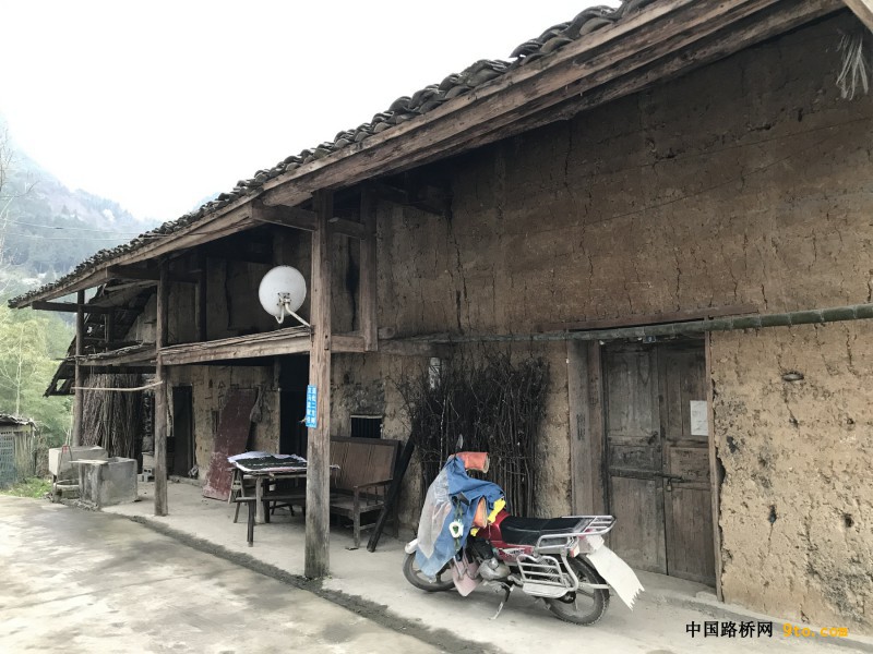图3、清苦的居家环境