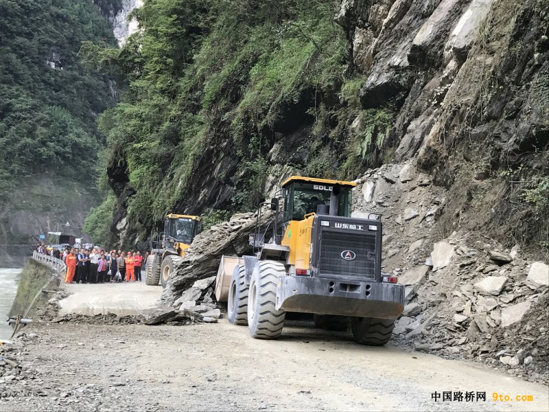 图5、积极参与当地道路滑坡抢险