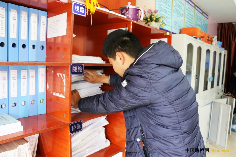 附图1：实习生正在翻阅图纸（何钐 摄）