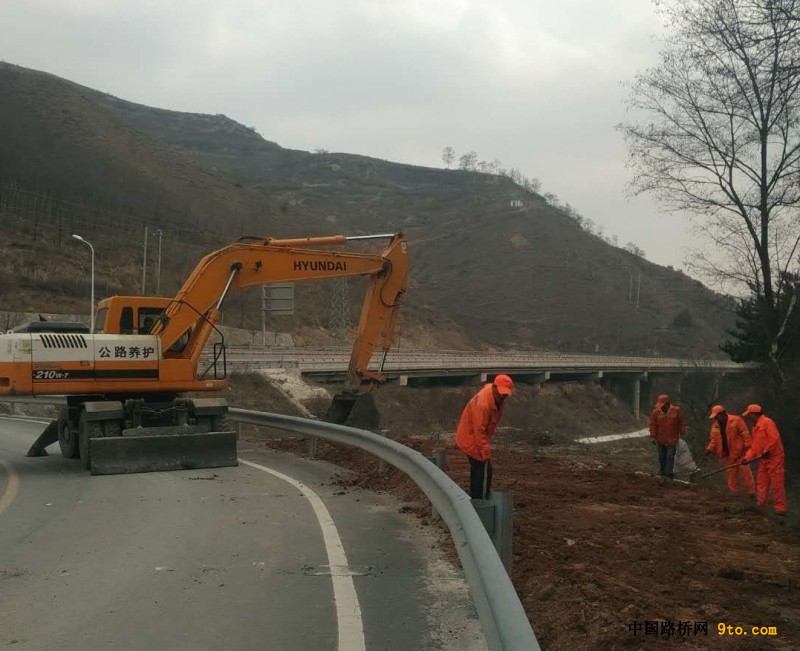 机械清理公路用地范围垃圾