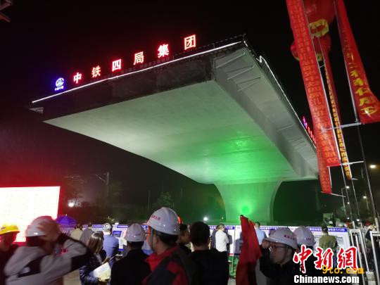 万吨高速公路桥梁跨越公路、铁路成功实现&ldquo;转身&rdquo;