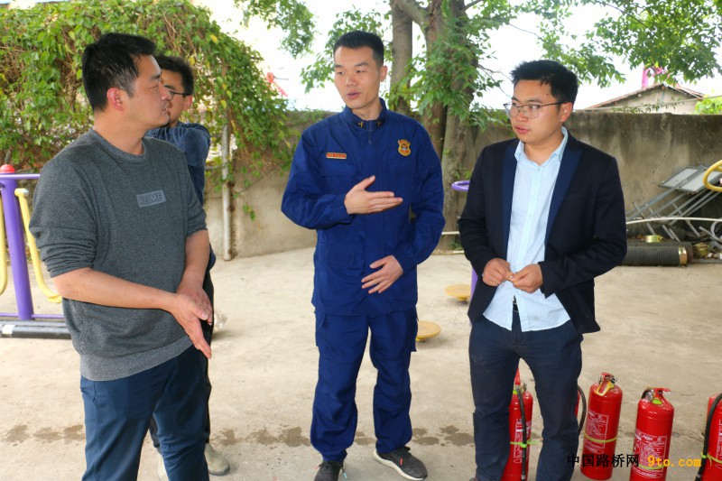 附图4：夏参谋对参训人员进行现场讲解