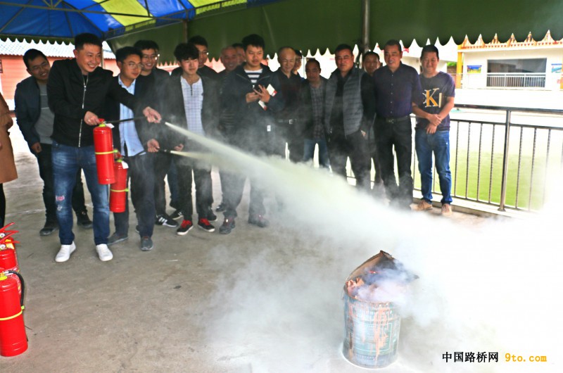 附图5：参训人员进行灭火演练