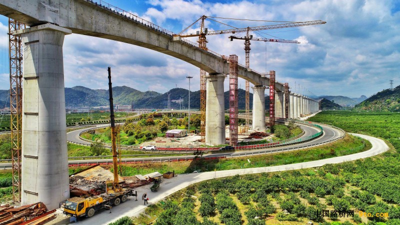 图3：灵江特大桥陆地上连续梁施工