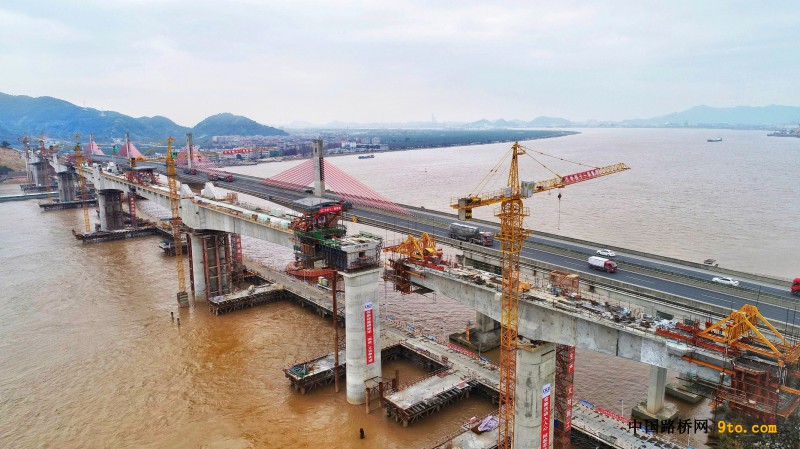 图2：灵江特大桥水上大跨度连续梁施工