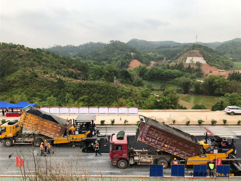 图1：现场摊铺