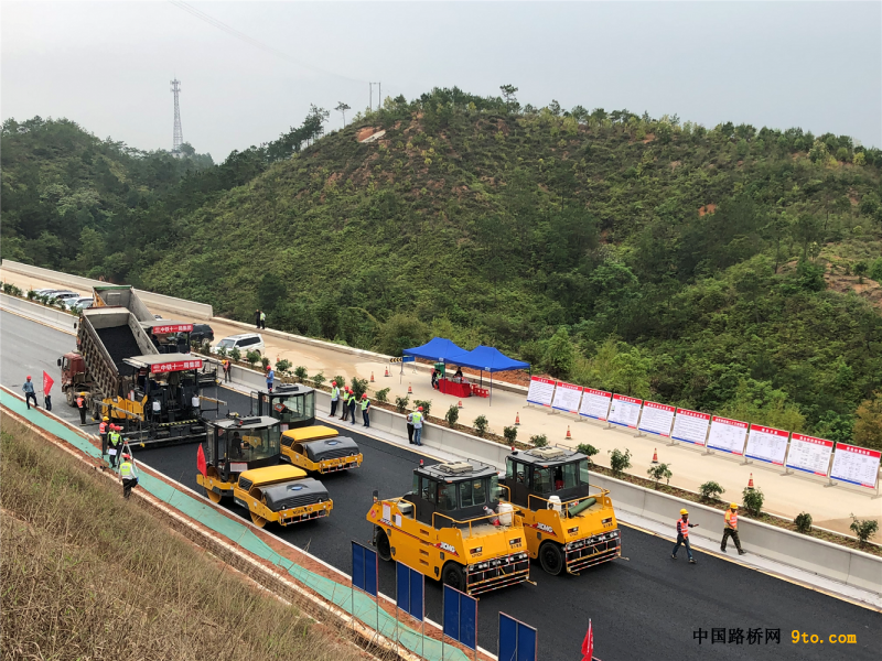 图2：下面层试验段摊铺