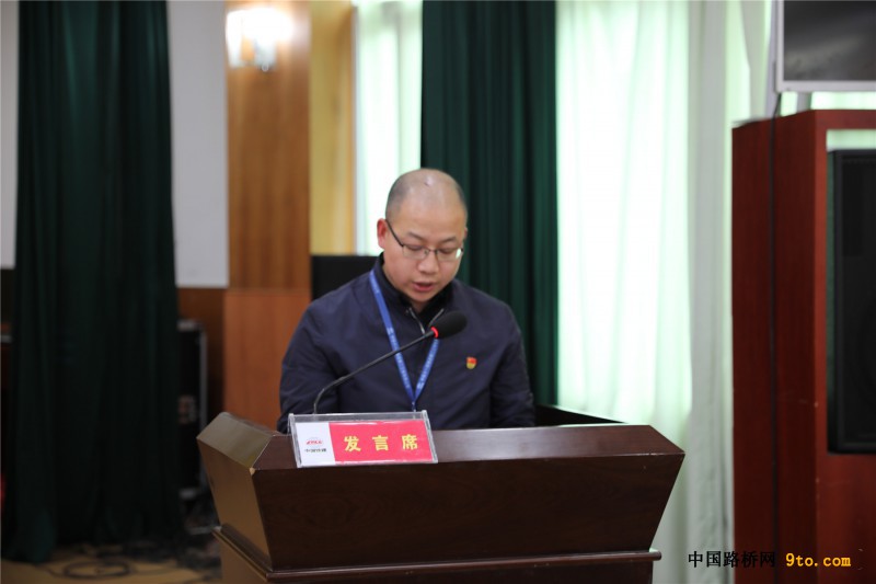 图3：公司团委书记王国毅宣读活动倡议书