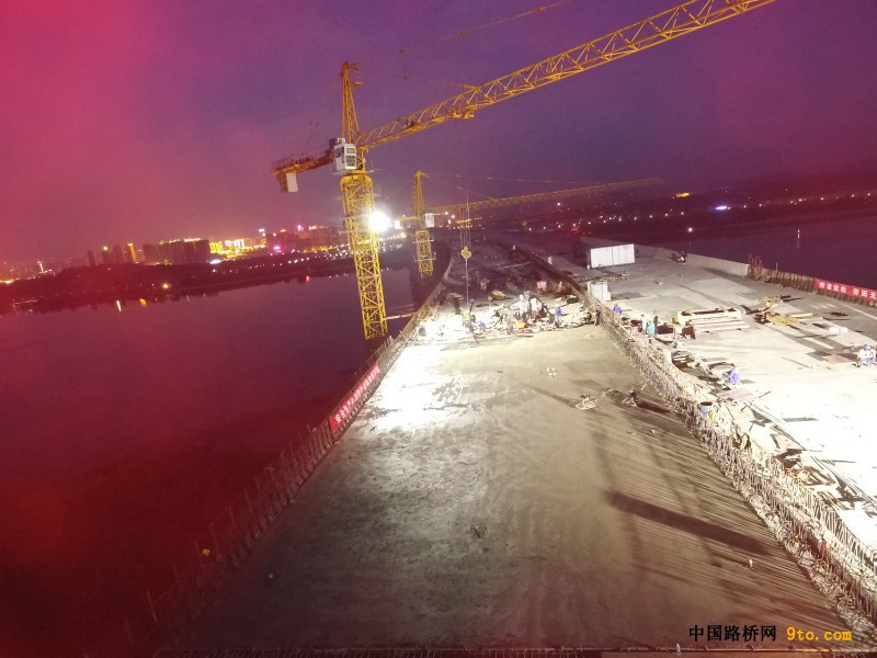 图一、公路连续梁最后一片梁混凝土浇筑完成