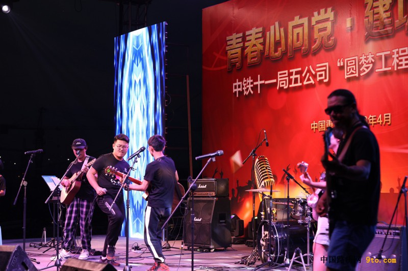 图2、红九连乐队激情演唱。（摄影：邓豪）