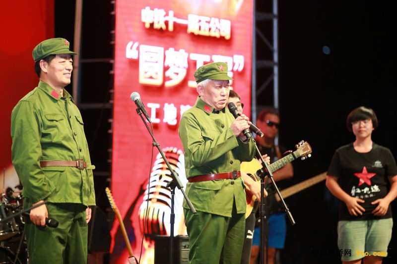 图3、两位老铁道兵作为特邀嘉宾深情演唱。（摄影：马劲松）