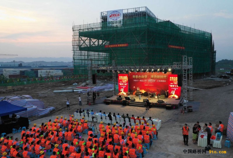图4、工地演唱会现场。（摄影：夏首安）