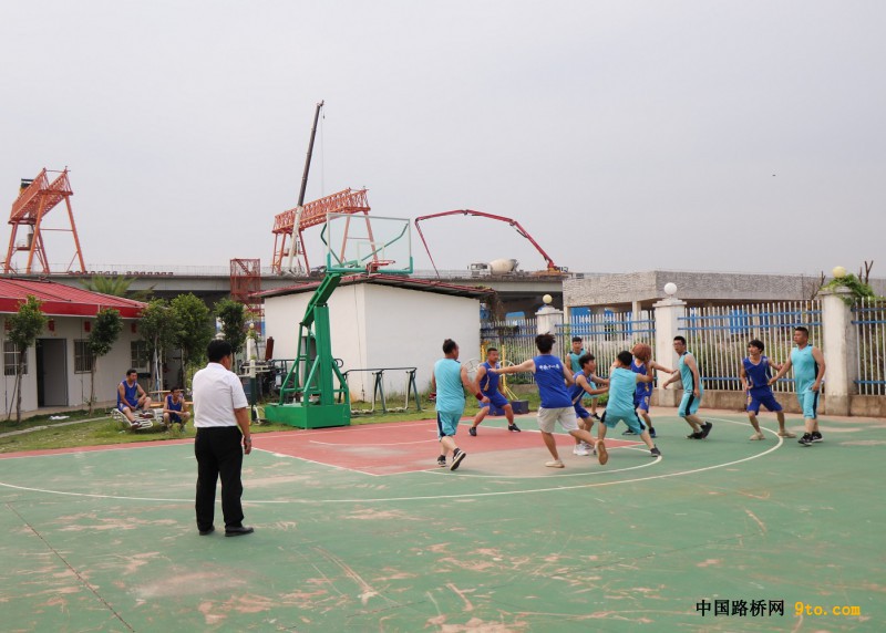 图一、与珠海二期同事进行篮球友谊赛