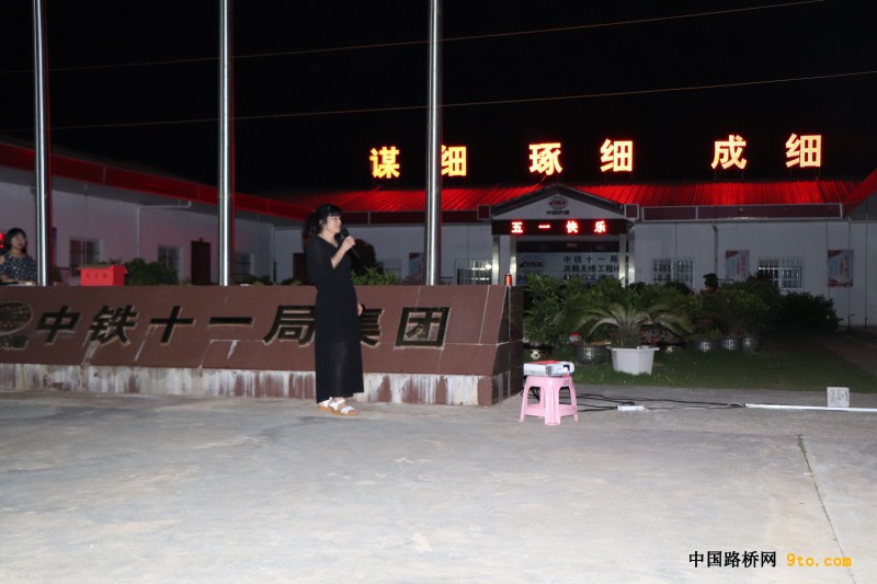 图五、美女正在献歌