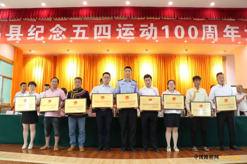 附图2：项目部团工委现场领取奖牌