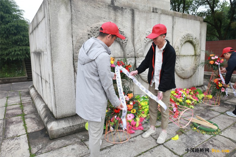 图4、神情庄重地整理花篮缎带