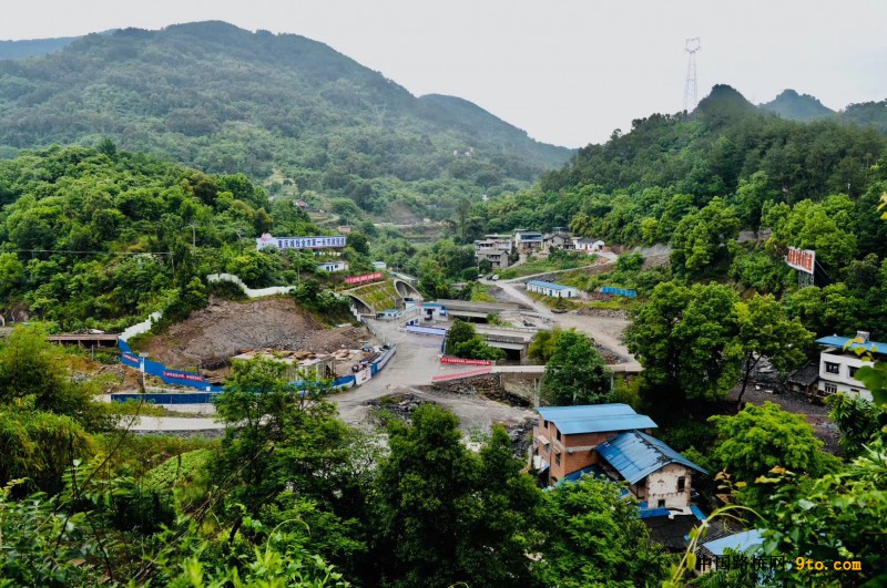 图3、铁峰山隧道出口全貌。（摄影 鞠芝勤）