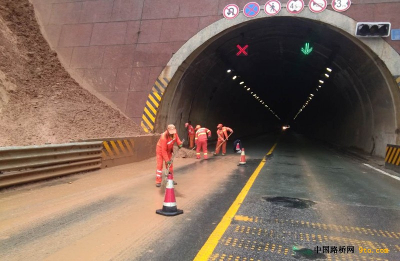 G247线景昭公路清理王甫梁隧道口泥石流