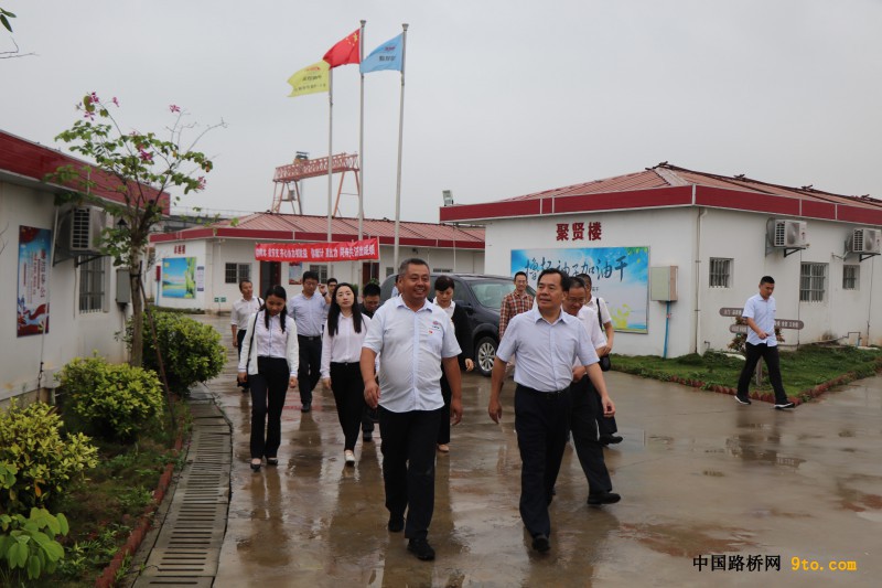 图四、珠海市国资委党委书记周凯（右）在项目领导孙立海（左）陪同下观看查看项目驻地建设