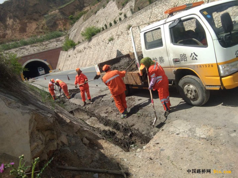 G247线景昭公路清理边沟