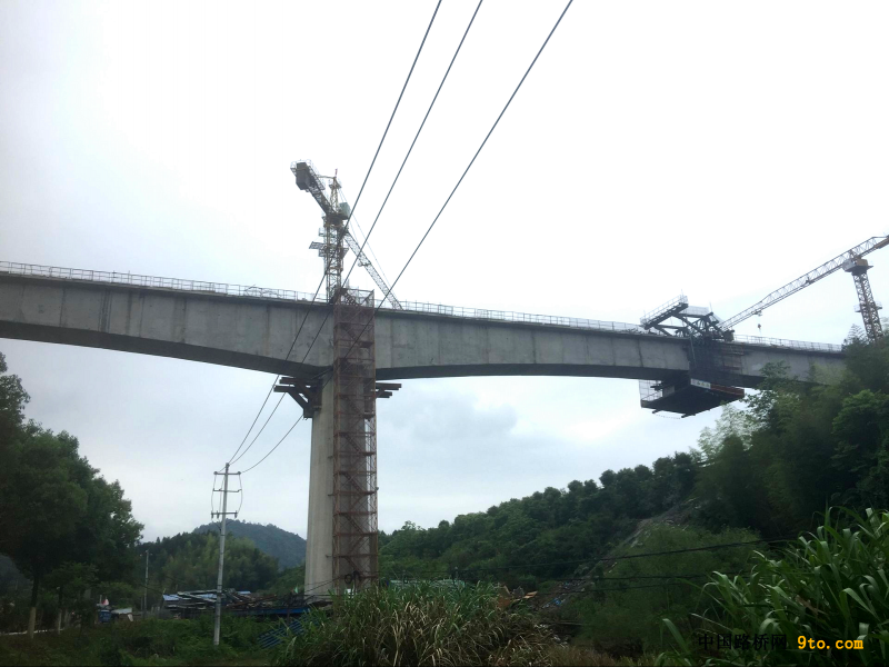 图1、合龙后的浦梅铁路跨浦建高速大桥连续梁