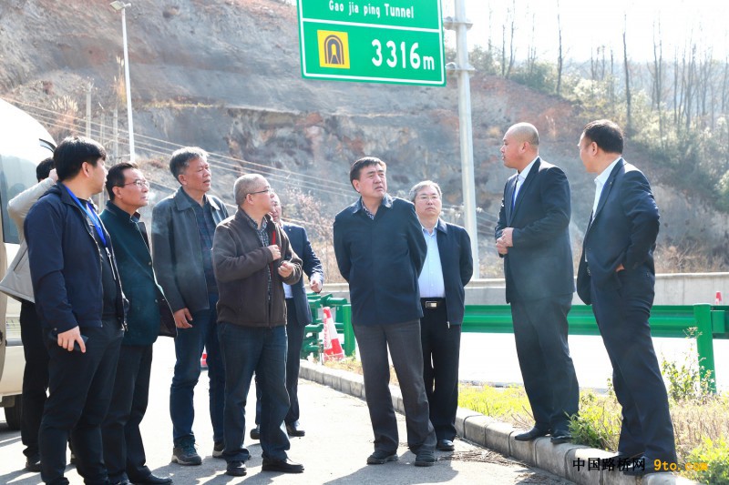 2、现场核验组组长原交通运输部公路局局长李彦武（右四）带队现场复查